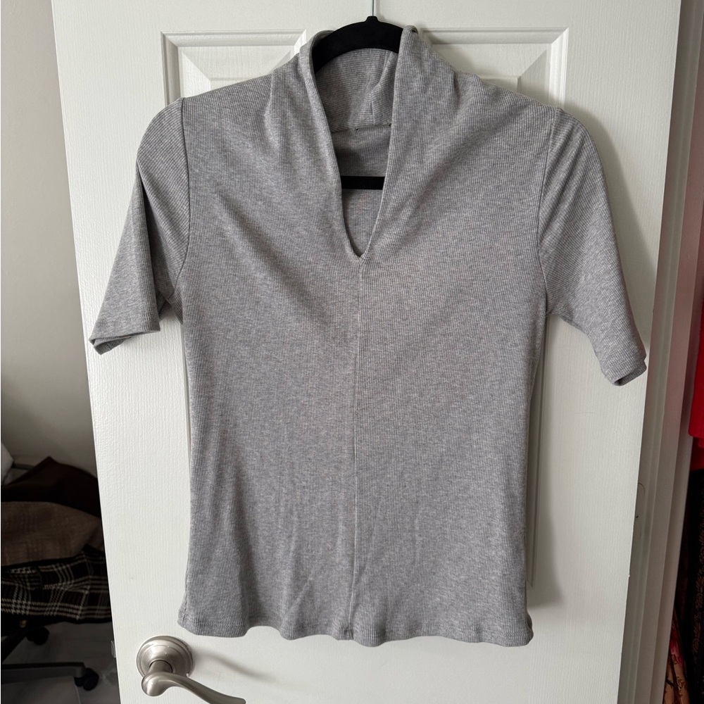Elie Tahari Ribbed Gray Top
